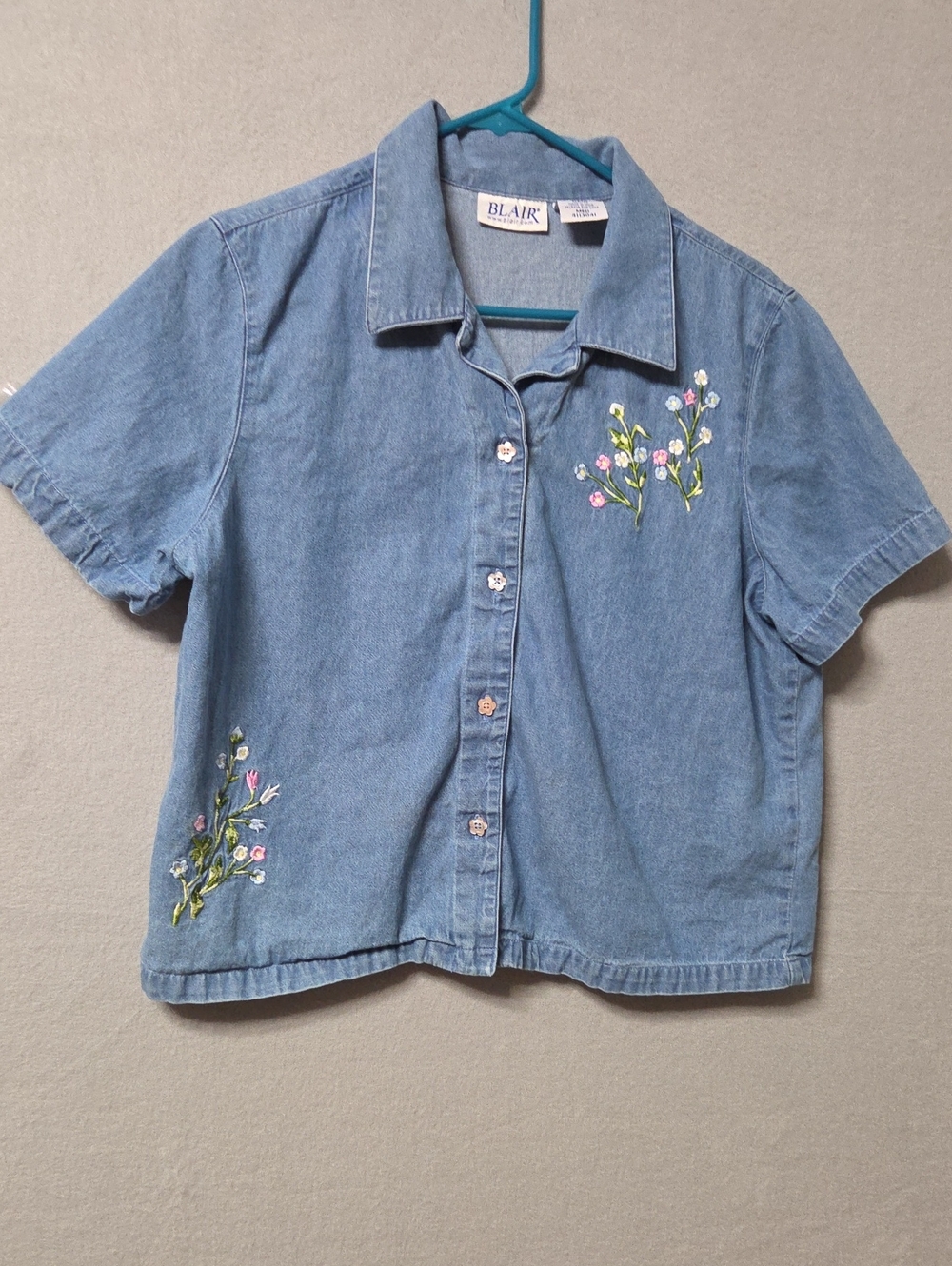 Blair Short Sleeve Embroidered Denim Button Down Shirt Floral Blue Size Medium.